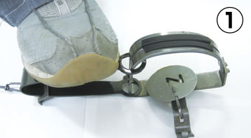 バネを強く踏みます。