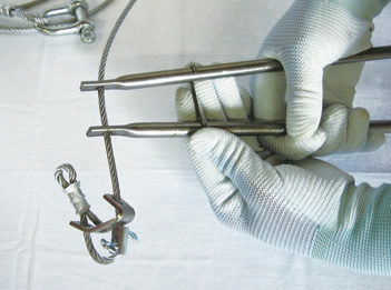 バネ部のロックを安全に掛ける。