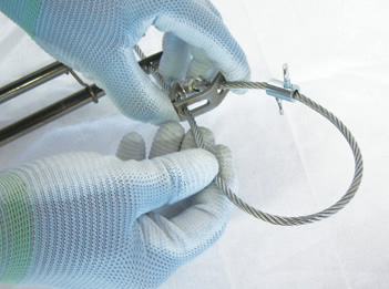 ワイヤーロープを伸ばし、輪を作る