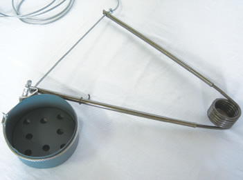 安全ロックをはずし、外側ワクをセットして土中に埋めます。