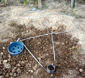 安全ロックをはずし、外側ワクをセットして土中に埋めます。